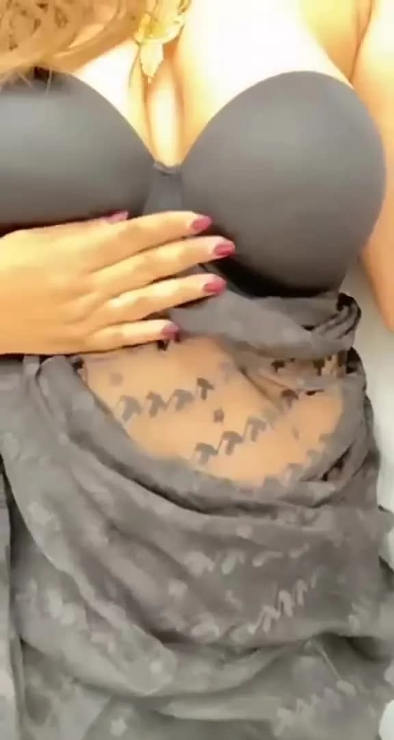 Desi girl shows her huge boobs