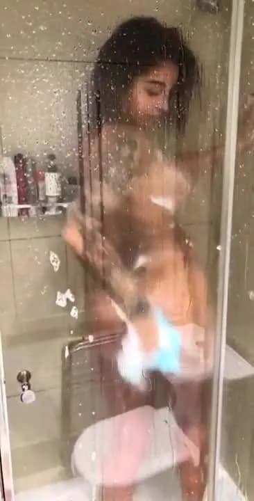 Big boobs Desi girl nude bath video for bathing sex lovers