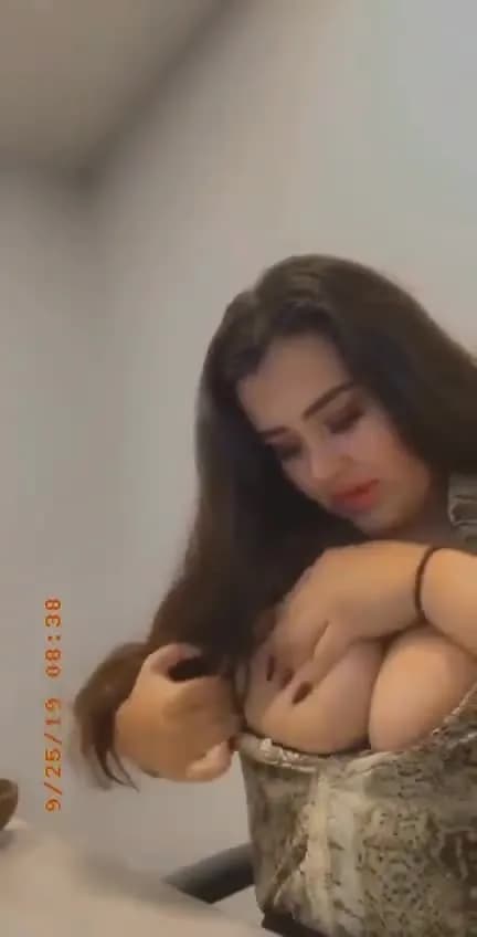 Chubby Punjabi NRI Girl Sends Nudes to Boyfriend while in Office