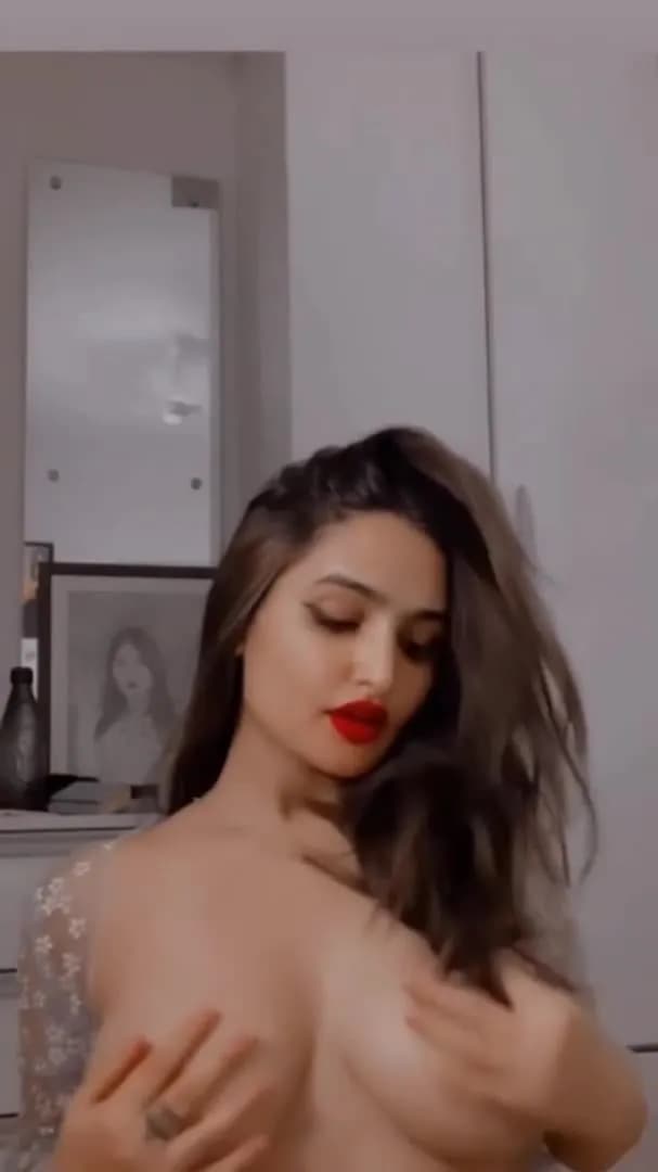 Sexy Indian milf topless show
