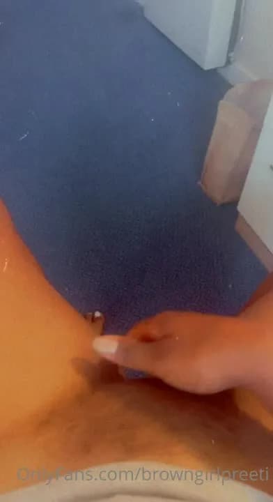 Horny rubbing pussy viral clip